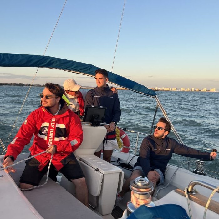 Alumnos realizando maniobras durante las prácticas del PER en Cádiz a bordo de un velero.