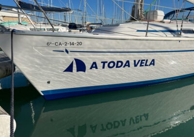 Velero de A Toda Vela en Puerto América en Cádiz