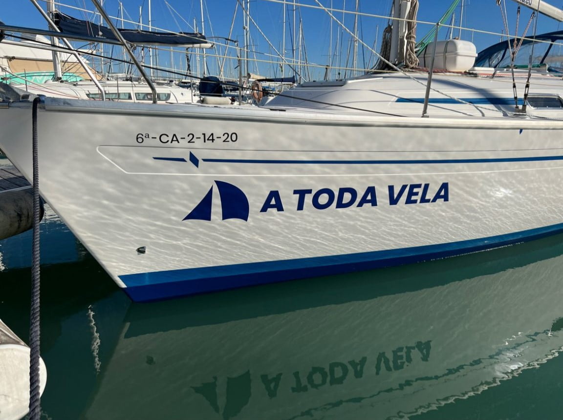Velero de A Toda Vela en Puerto América en Cádiz