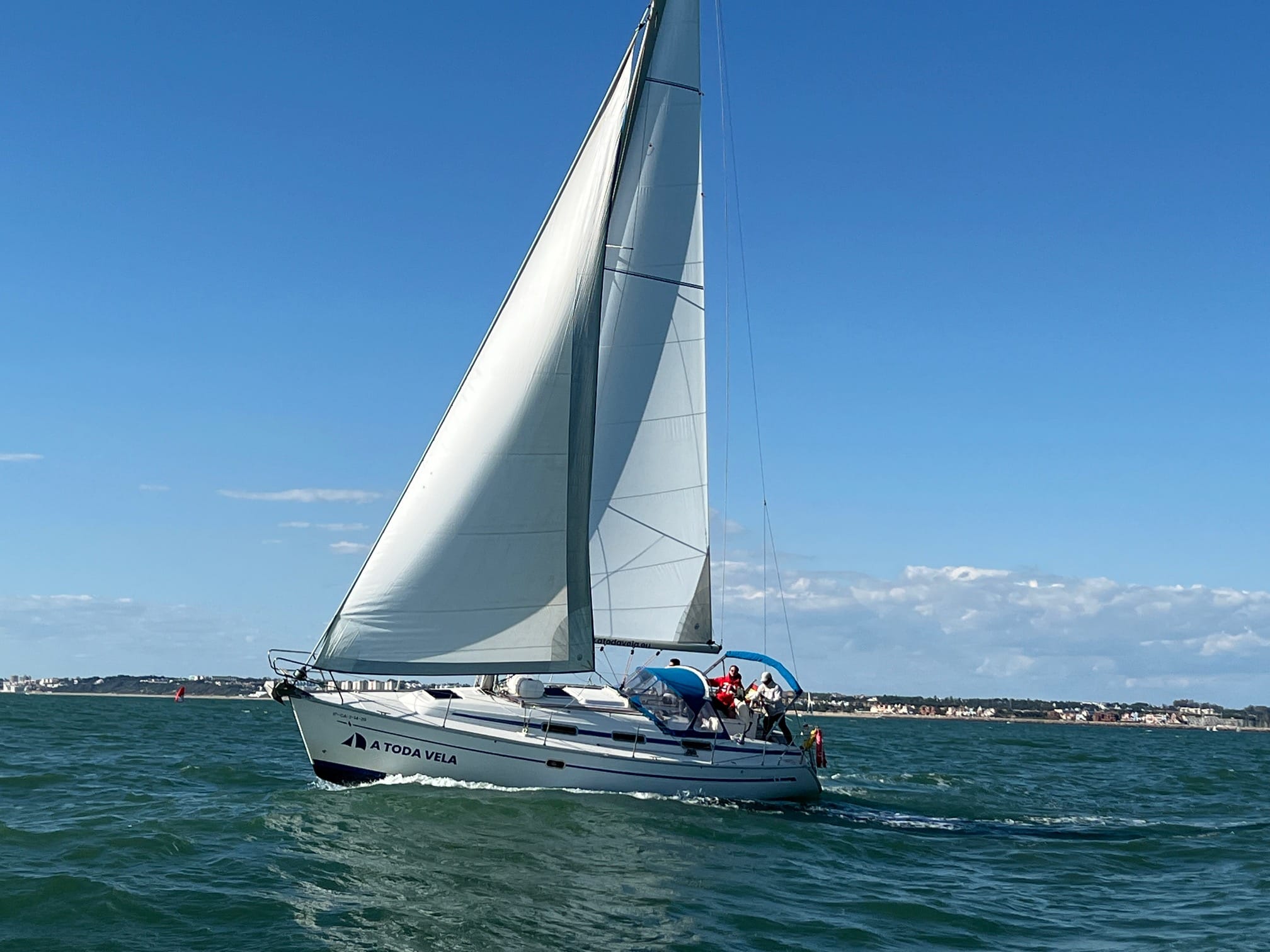Velero de A Toda Vela navegando en la bahía de Cádiz.