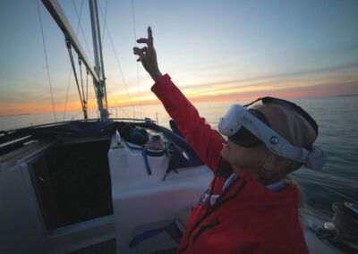 Contemplación estelar con las gafas virtuales de realidad virtual, disfrutando de la experiencia Sea Starlight navegando en la bahía de Cádiz.