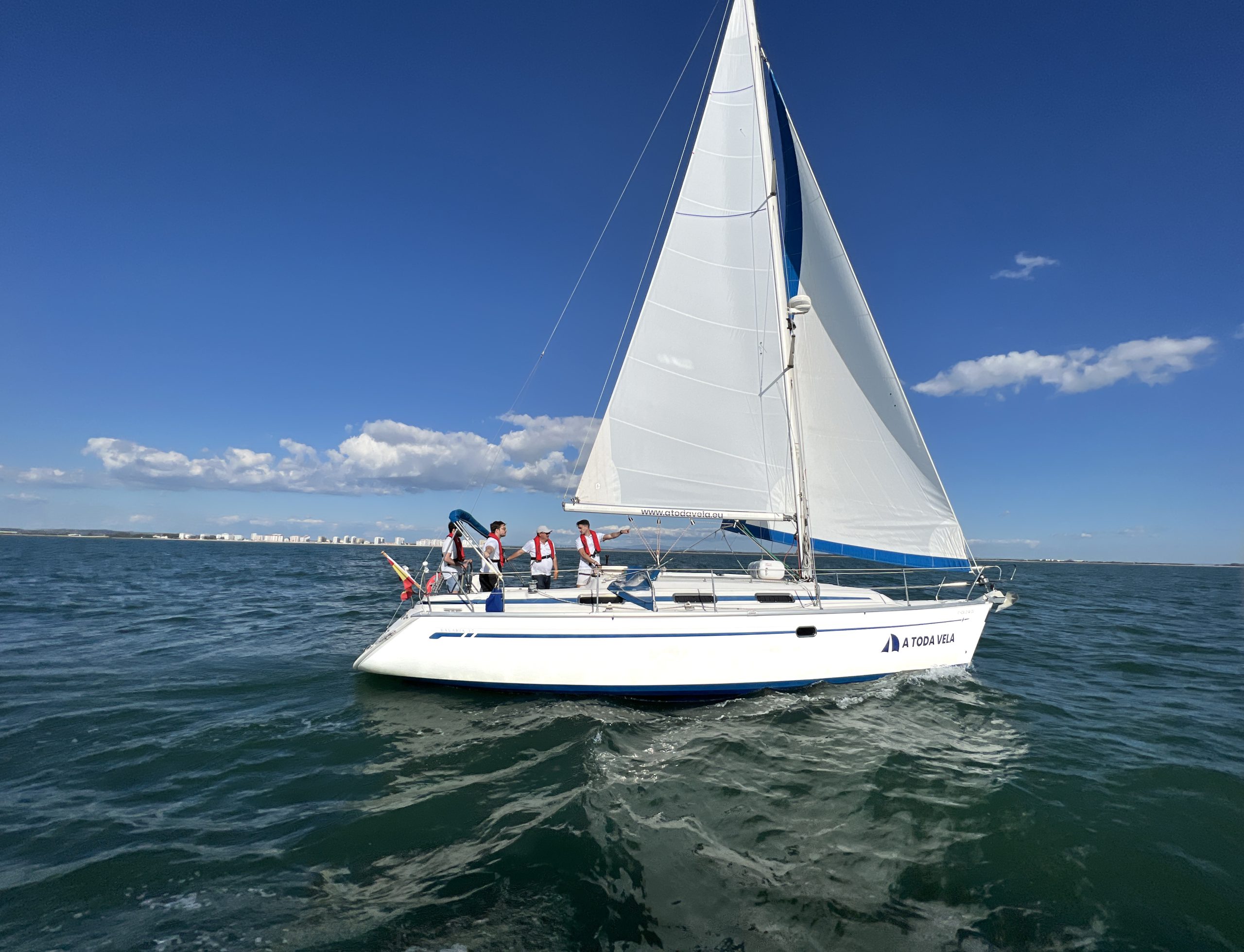 Alumnos realizando prácticas oficiales de navegación en Cádiz a bordo del velero de A Toda Vela