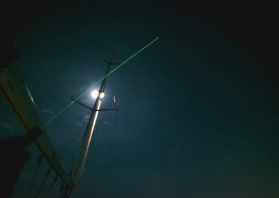 Identificando con puntero laser las estrellas desde velero.