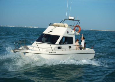 Catamarán en las aguas de la bahía de Cádiz